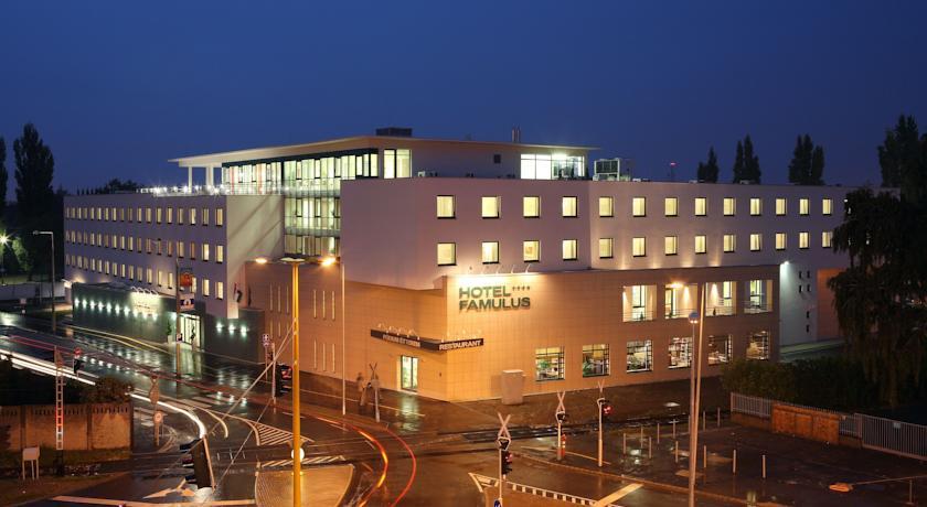 Отель Hotel Famulus