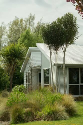 Отель Fiordland Lakeview Motel and Apartments