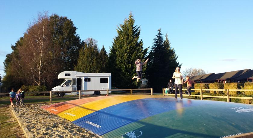 Отель Te Anau Kiwi Holiday Park and Motels