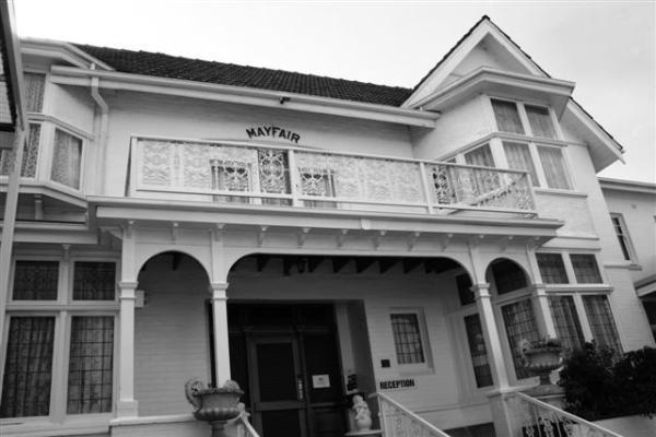 Отель Motel Mayfair on Cavell
