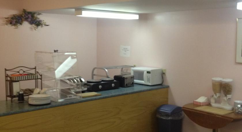 Отель Econo Lodge Inn & Suites Saint John