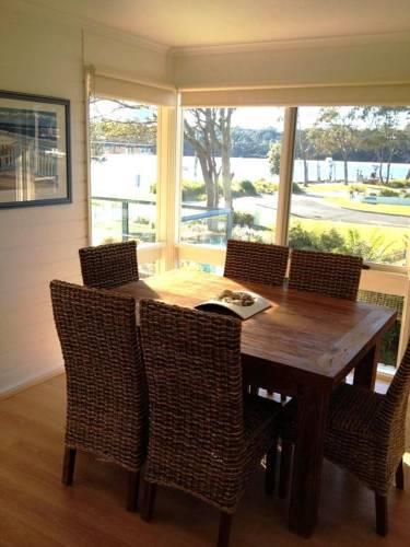 Апартаменты Lakeside Holiday Apartments Merimbula