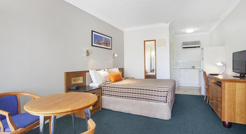 Coopers Colonial Motel