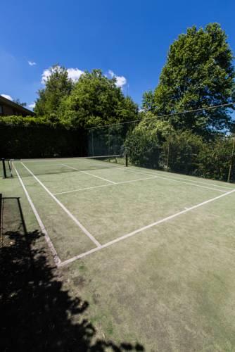 Отель Kingston Court Serviced Apartments