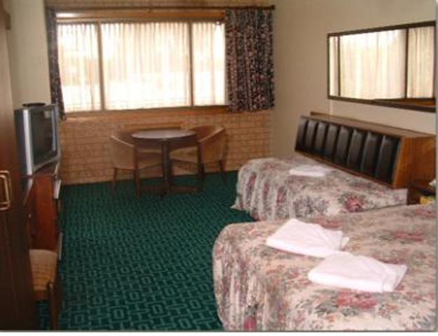 Отель Canberra Lyneham Motor Inn