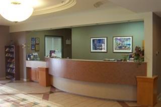 Отель Lakeview Inn And Suites Brooks