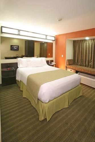 Отель Microtel Inn and Suites Toluca