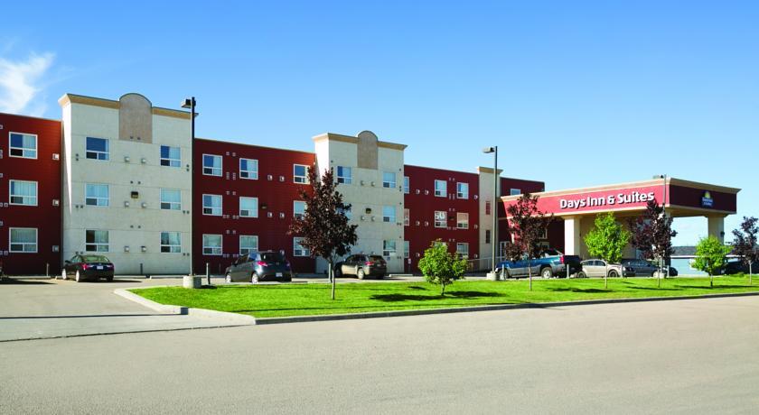 Отель Days Inn & Suites Whitecourt