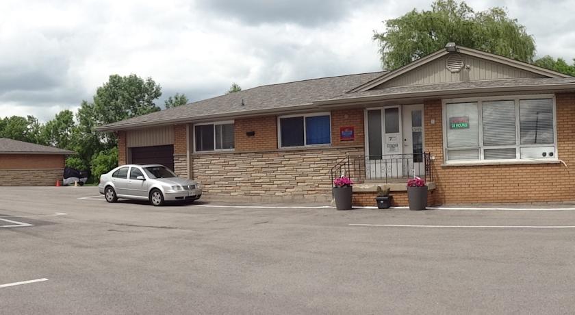 Отель Lake Trail Motel