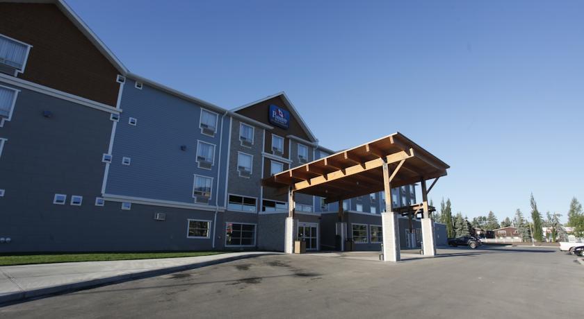 Отель Pomeroy Inn & Suites at Olds College