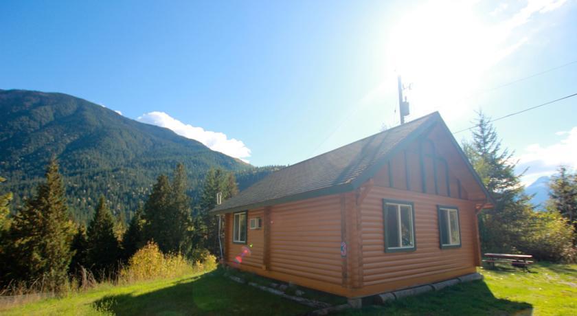 Отель Mt. Revelstoke Alpine Chalets