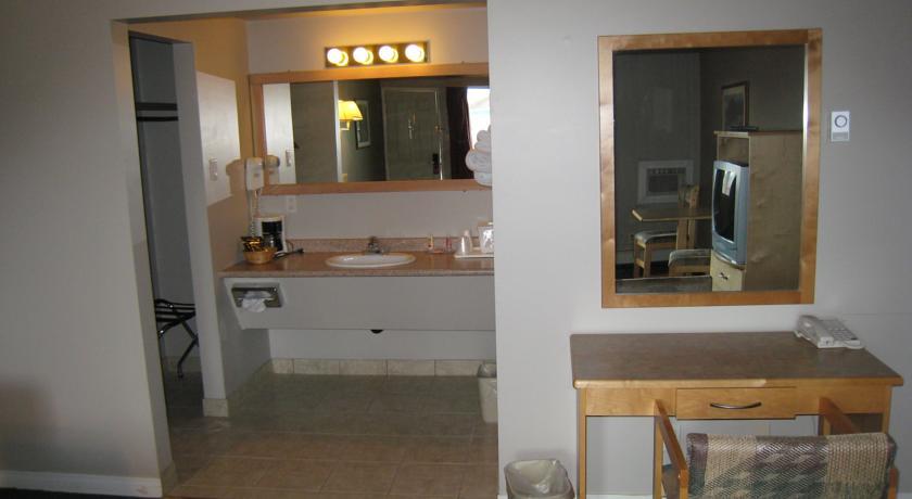 Отель Econo Lodge Golden