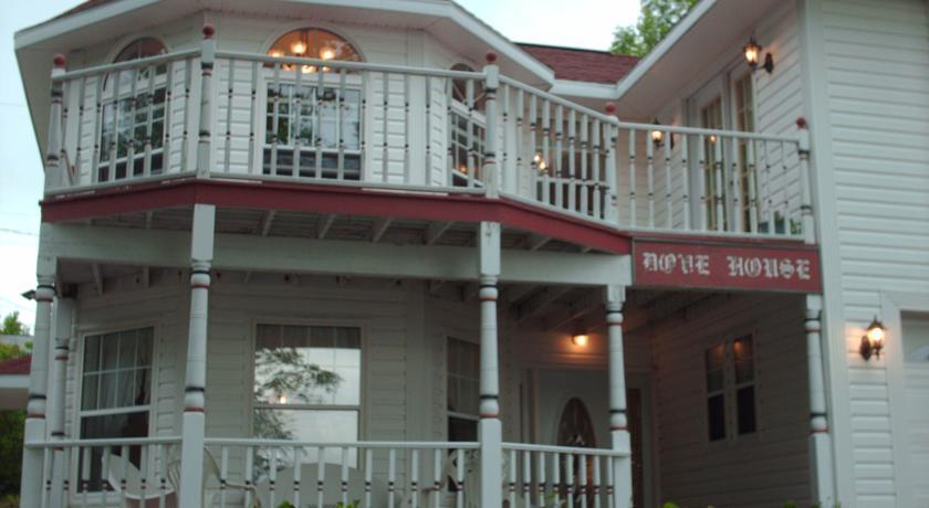 Мини-отель Aaron's Dove House Bed & Breakfast Harbourside