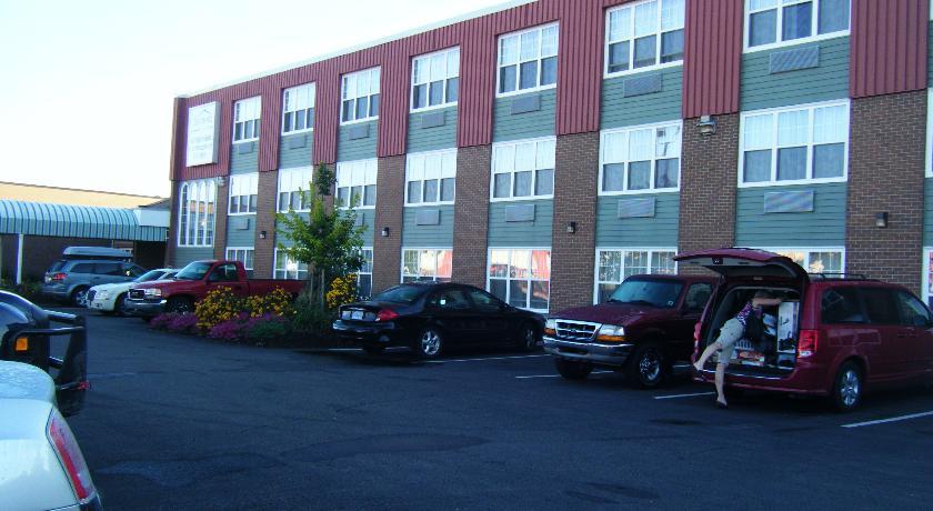 Отель Claymore Inn and Suites