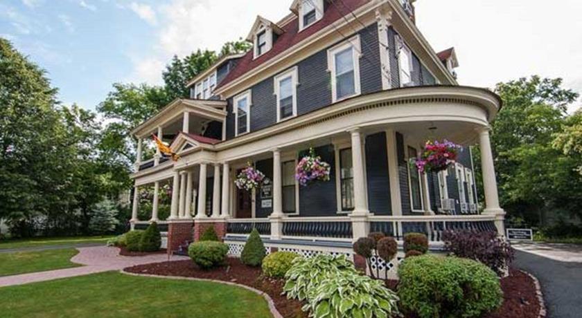 Отель Carriage House Inn