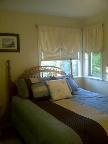 Мини-отель Rathtrevor Beach House B&B