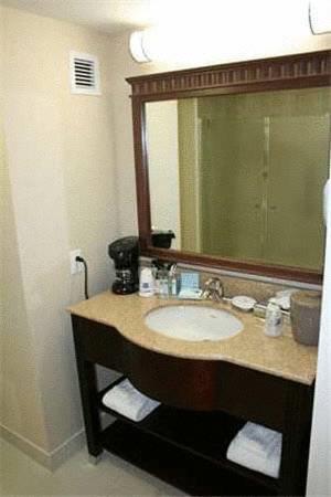 Отель Hampton Inn & Suites Saint John 