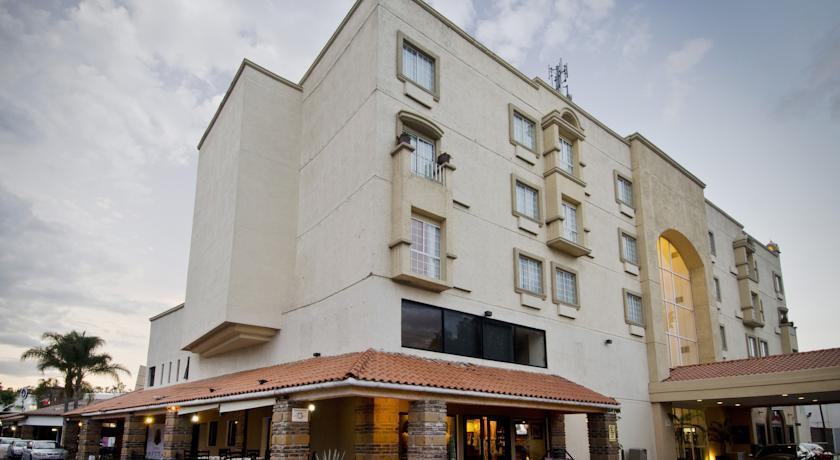 Апартаменты Hotel Suites Mexico Plaza Campestre
