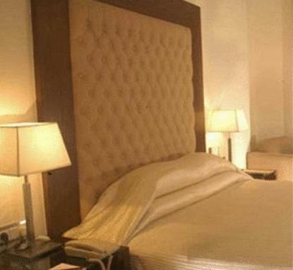Отель The Chevron Hotel
