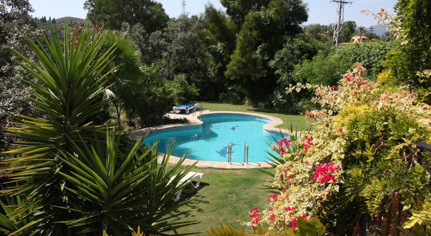 Отель El Roble Holidays