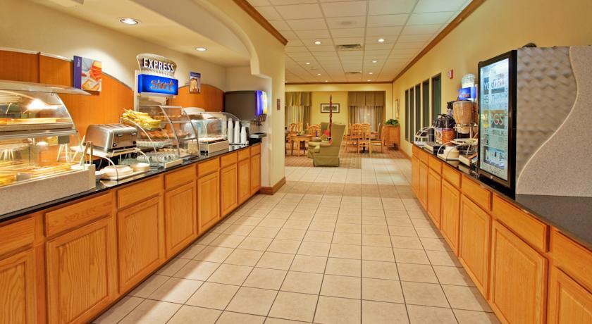 Отель Holiday Inn Express Hotel & Suites BEATRICE