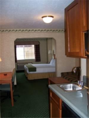 Отель Holiday Inn Express Hotel & Suites CHARLOTTE