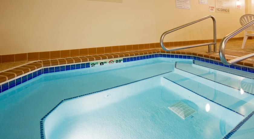 Отель Holiday Inn Express Hotel & Suites CHANHASSEN