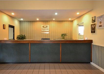 Отель Econo Lodge Inn and Suites East