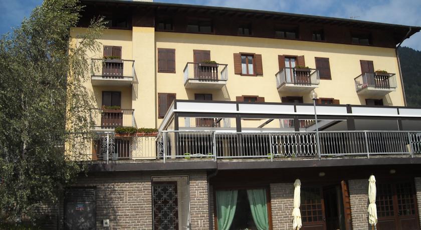 Отель Albergo Due Laghi