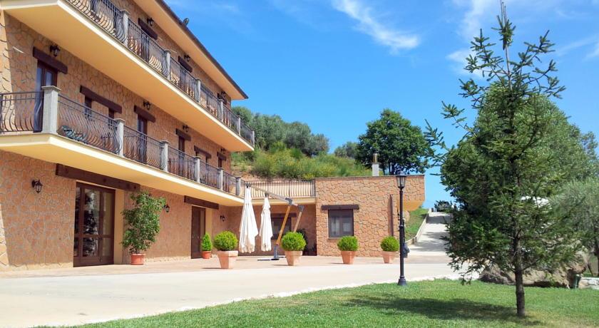 Отель Agriturismo La Rocca Dei Briganti