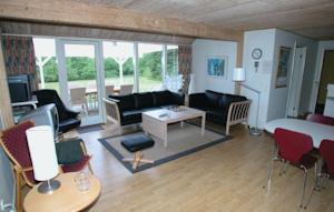 Отель Holiday home Blomstervangen Oksbøl II
