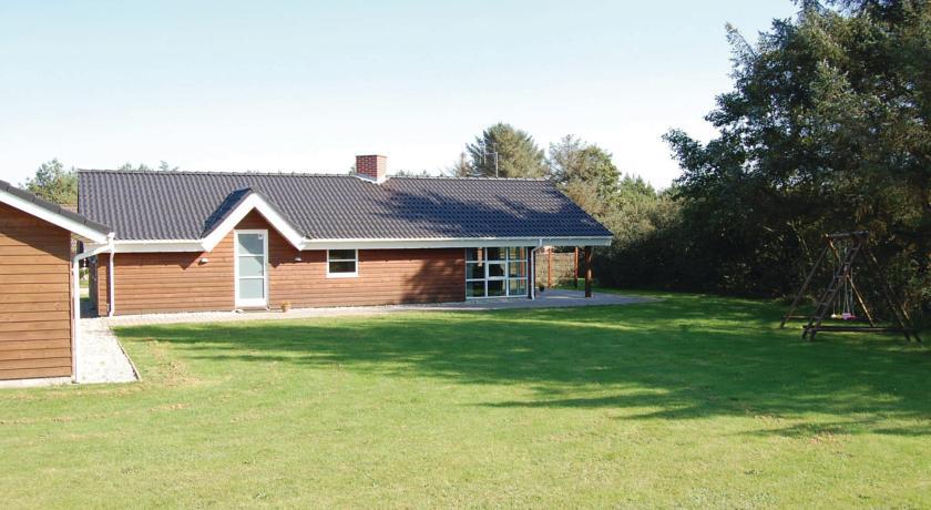 Апартаменты Holiday home Blomstervangen Oksbøl IV