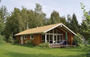 Отель Holiday home Lindevangen