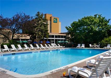 Отель Quality Hotel and Conference Centre Oshawa