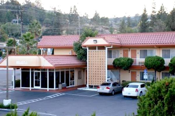 Отель Relax Inn & Suites