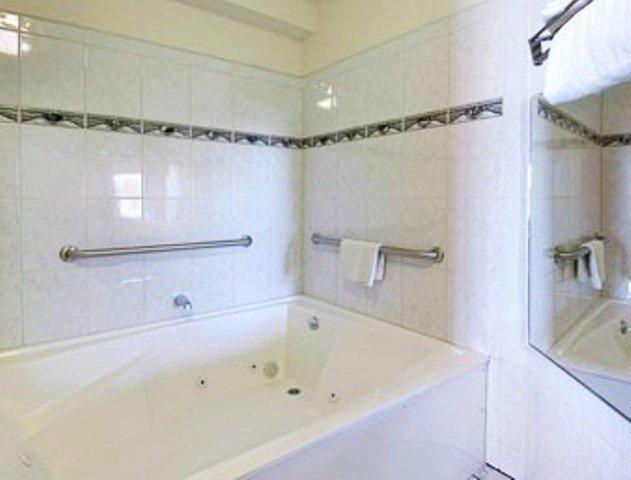 Отель Days Inn & Suites Huntington Beach