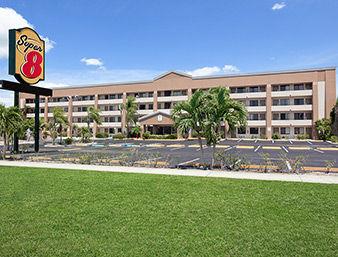 Отель Super 8 Fort Myers