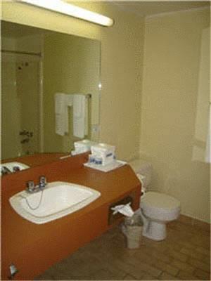 Отель Travelodge Lakeshore North Bay