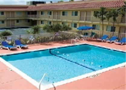 Отель Travelodge Riviera Beach