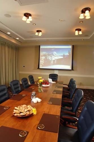 Отель The Lodge at Mountaineer Square
