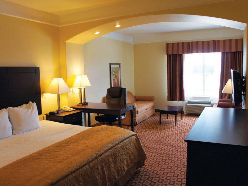 Отель La Quinta Inn and Suites Angleton