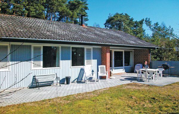 Апартаменты Holiday home Fyrreklyngen Aakirkeby IV