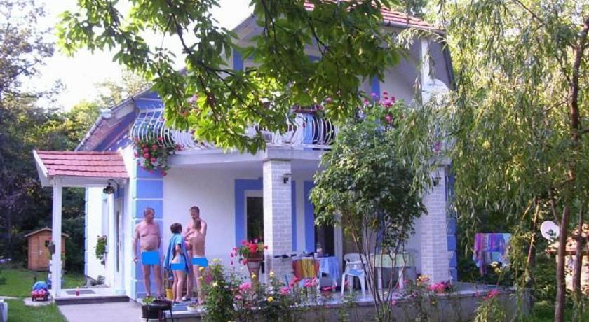 Отель Angela Farm Naturista Camping & Bungalowpark