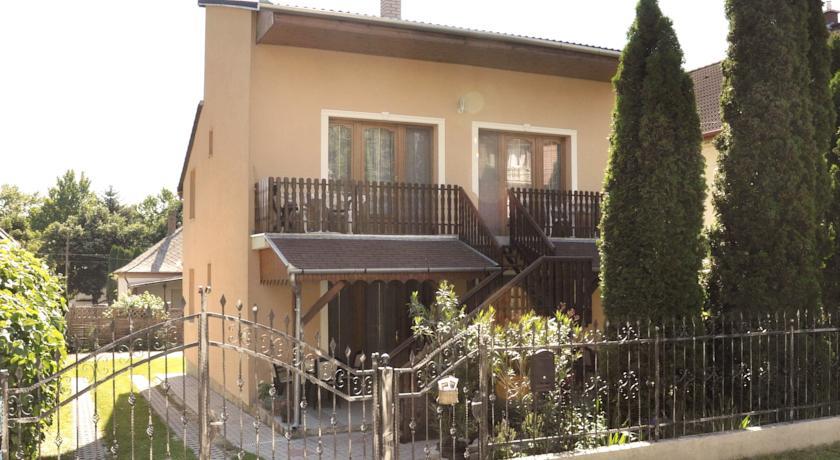 Апартаменты Akácfa 13 Apartman