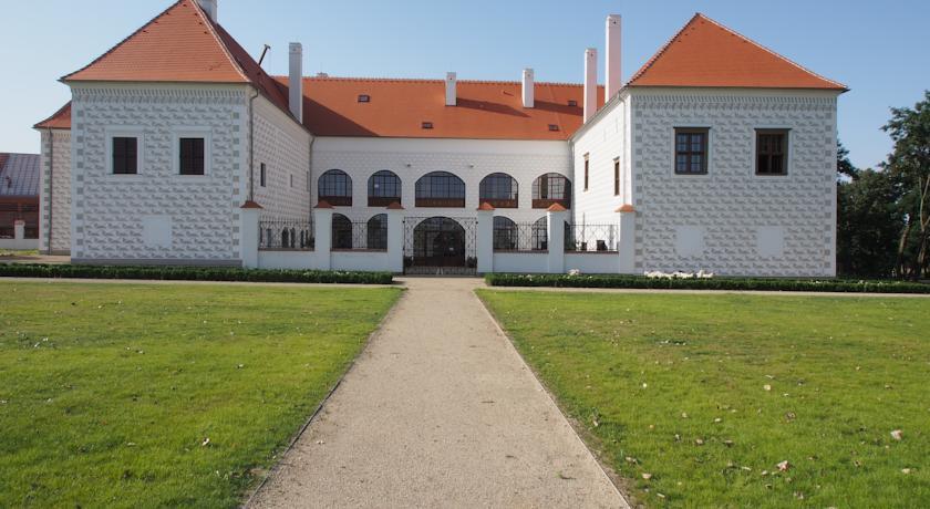 Отель Hotel Zámek Valeč