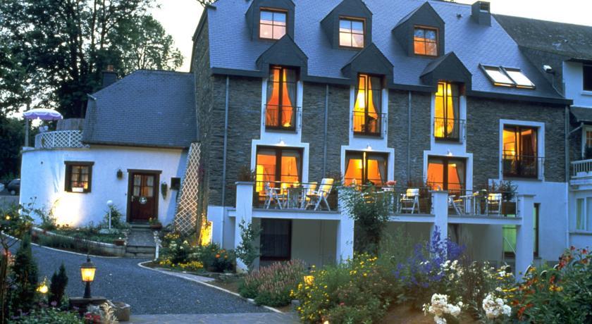 Отель Hôtel Les Ardillières du Pont d'Oye