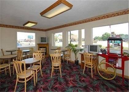 Отель Economy Lodge Inn & Suites Champaign