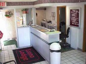 Отель Econo Lodge West