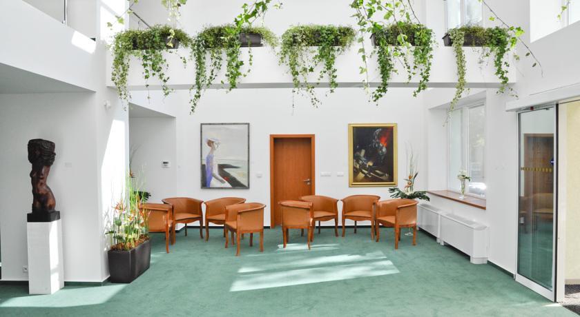 Отель Hotel Parrot