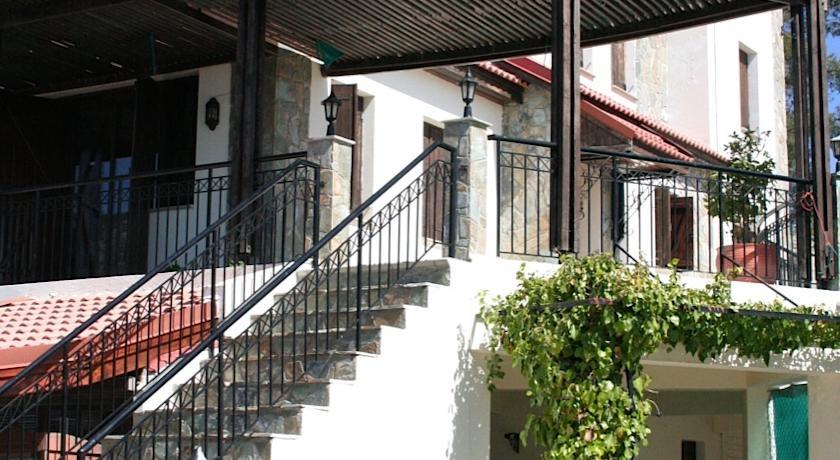 Отель Karvounas Cottages